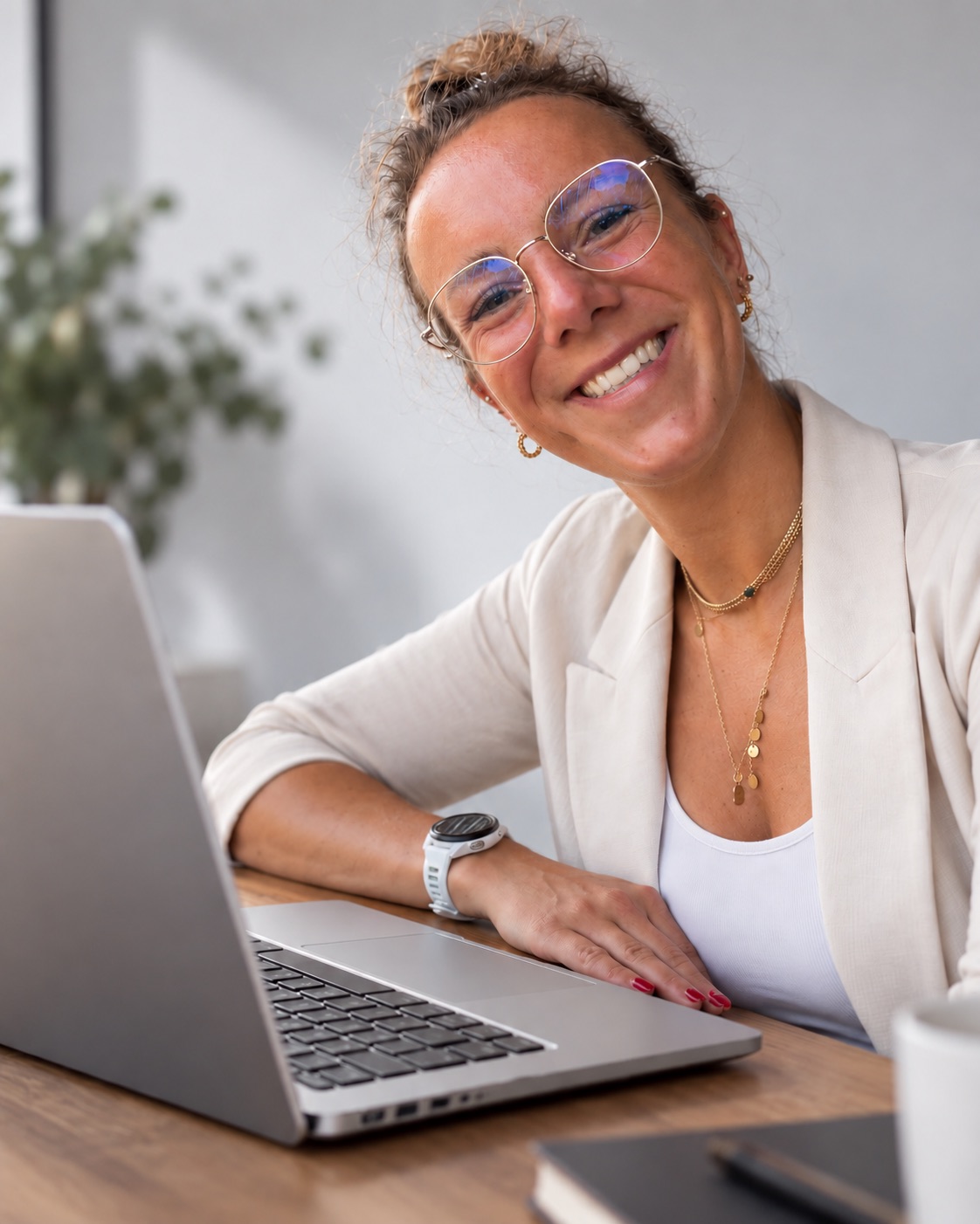 Tina Dreher sitzt lächelnd am Laptop